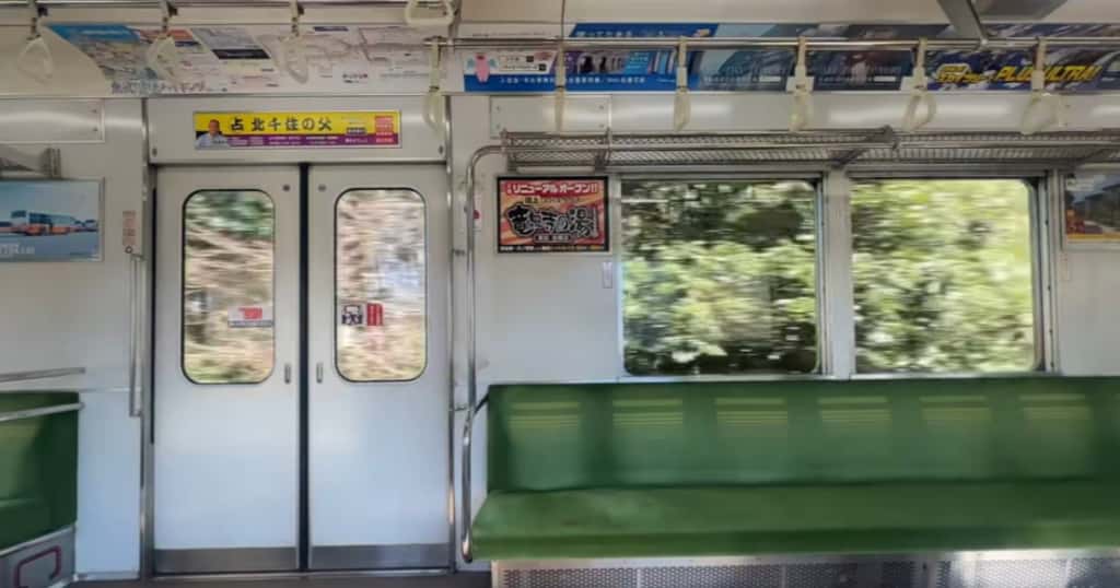 電車の揺れとリズムが伝わる車窓の風景