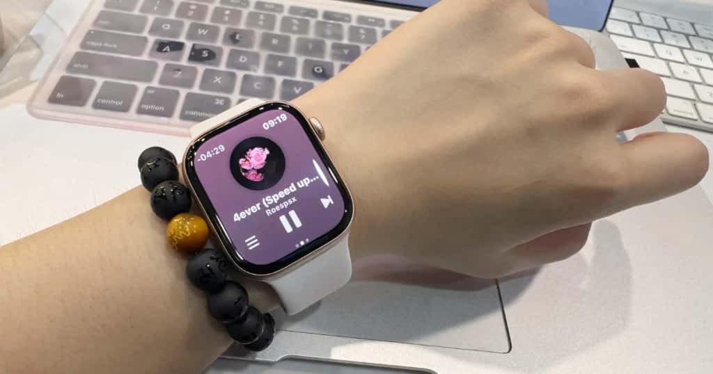 Apple Watch Series 10が音楽をスピーカーで再生している様子