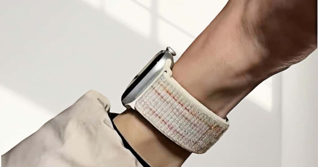 Apple Watchのスポーツループを手首に装着した様子