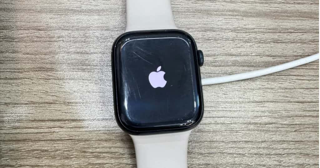 Apple Watch S10を充電中