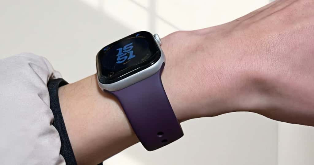 Apple Watchのスポーツバンドを手首に装着した様子